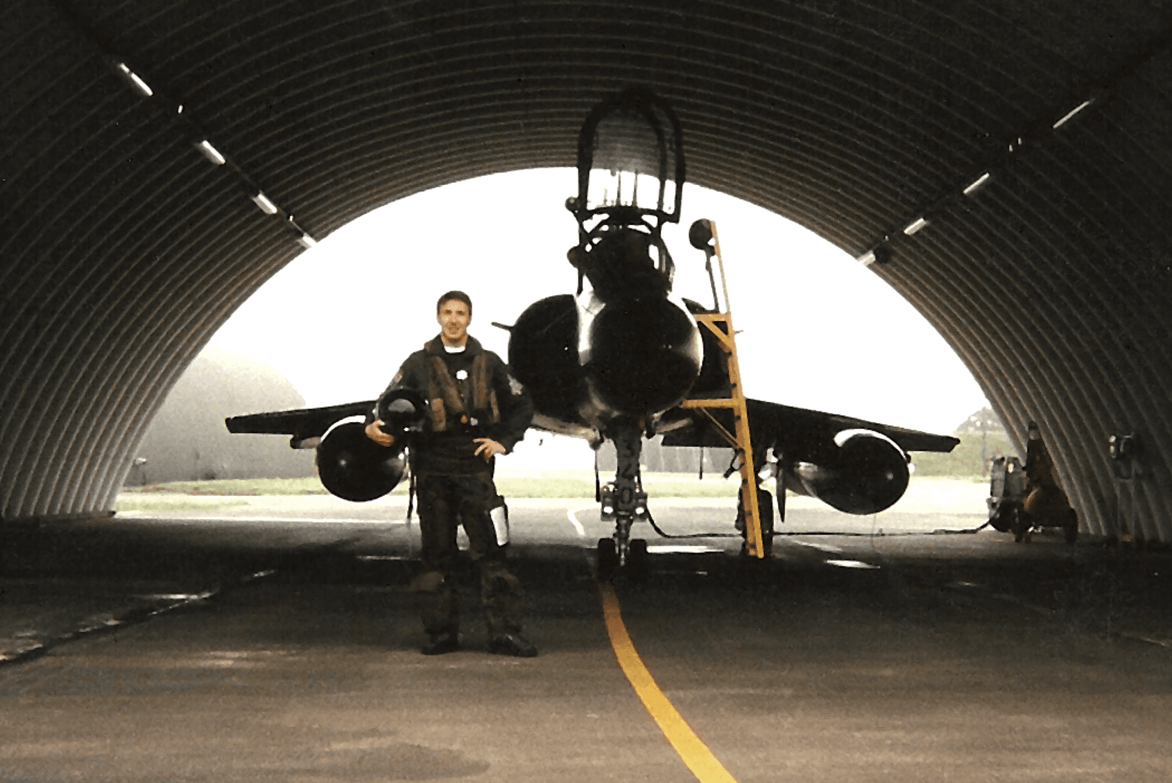 Steve Chesnel devant un Mirage 2000N — Base de Luxeuil, 1998